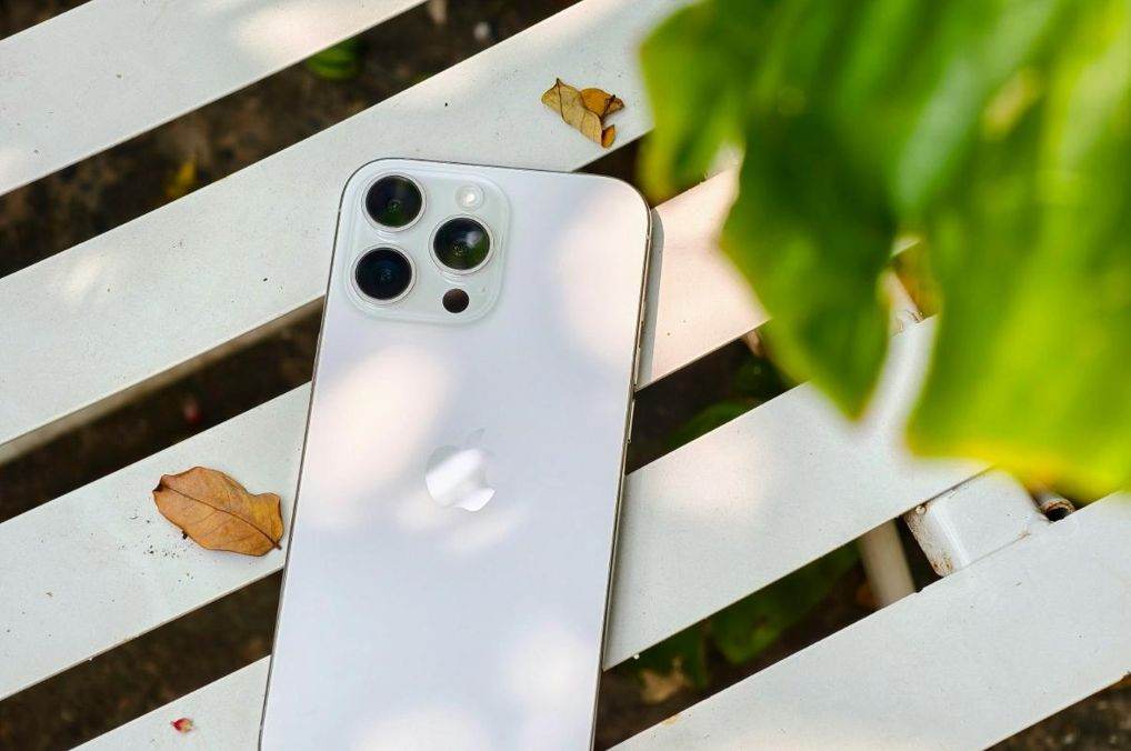 iPhone 16 Pro Max vs rivalii: Schimbarea majoră de pe piaţă